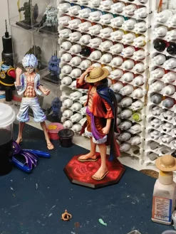 Holding Down Hat Monkey D. Luffy - ONE PIECE Resin Statue - LX-Studios