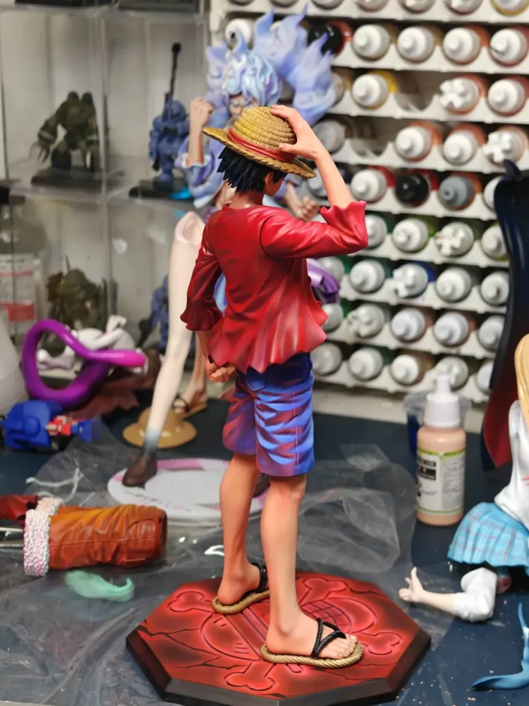 Holding Down Hat Monkey D. Luffy - ONE PIECE Resin Statue - LX-Studios